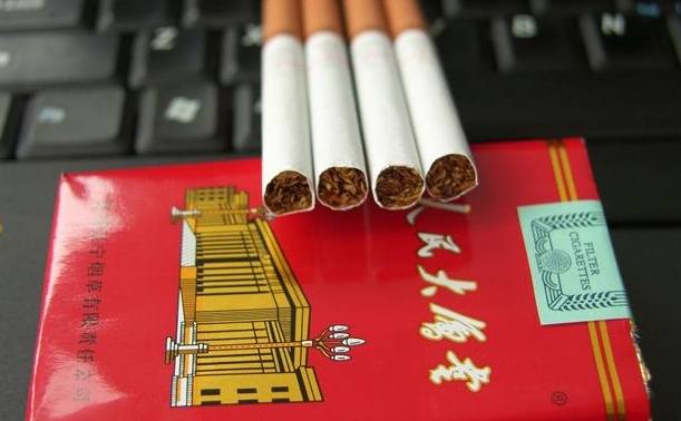 这烟不错,本香馥郁,余味纯净,口齿留香,都称它为山寨版中华